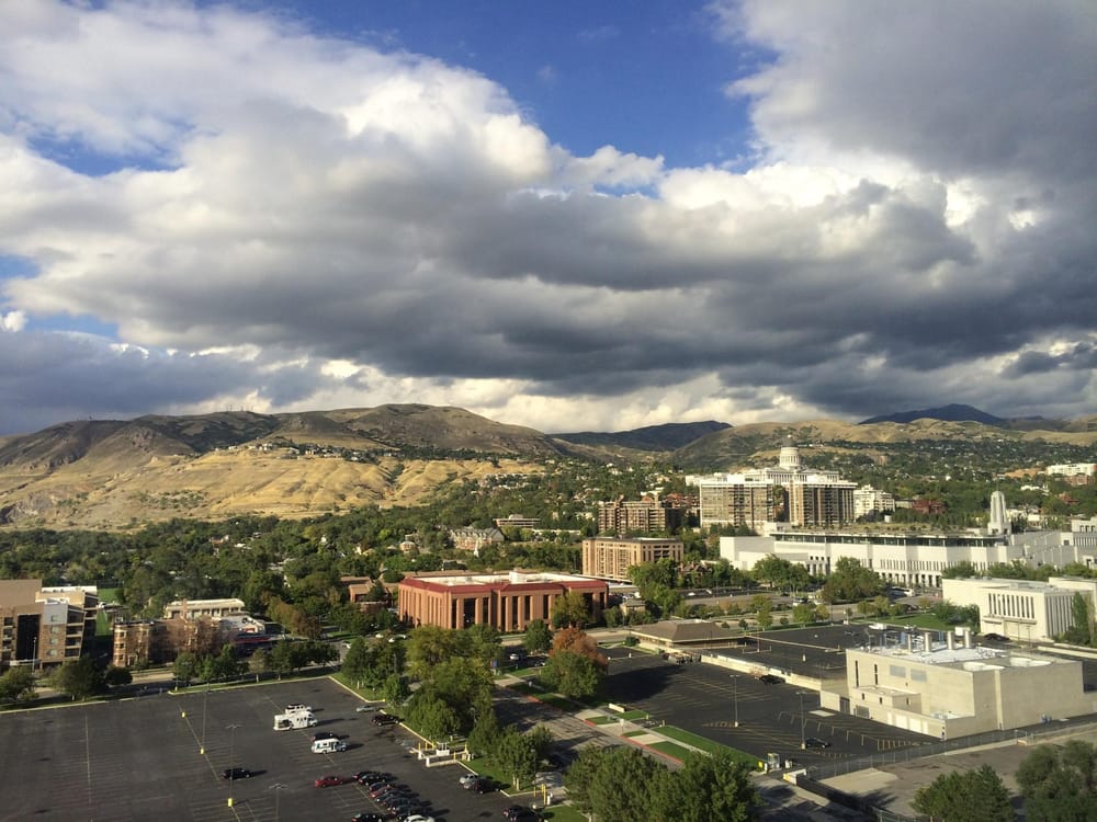 closest hotels to salt lake city airport with free transportation