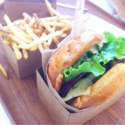 Larkburger logo