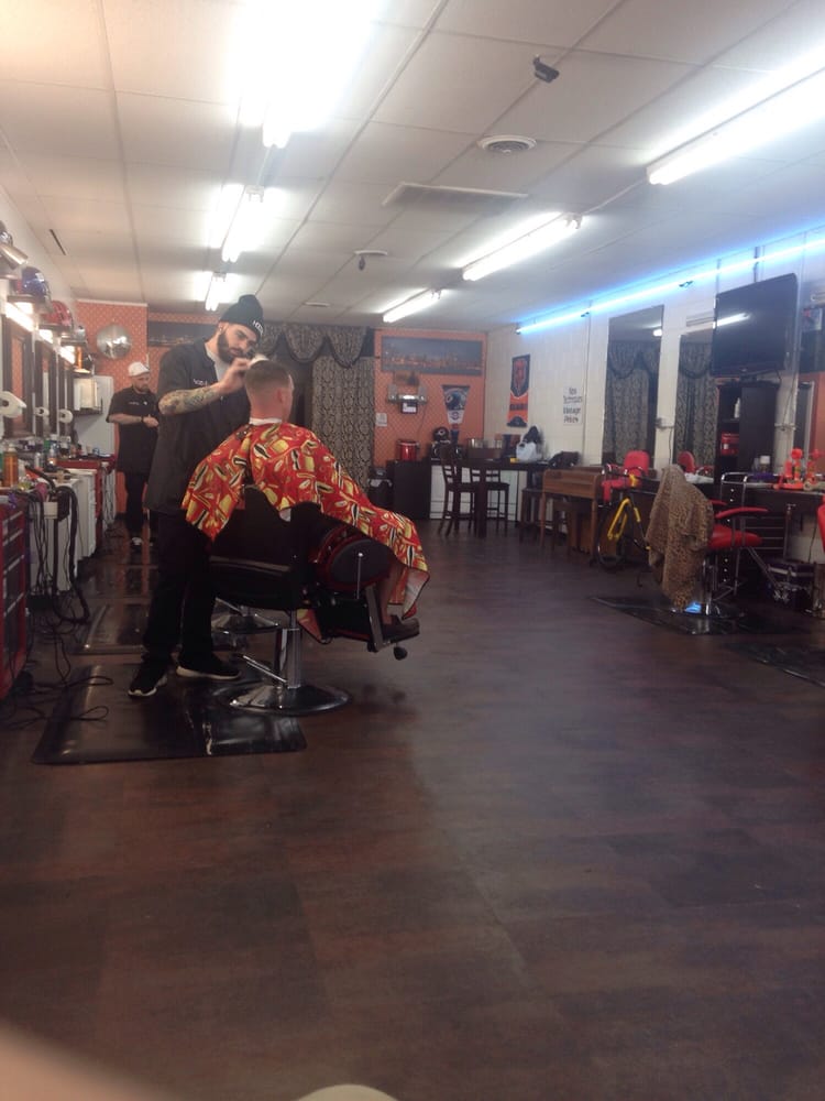 Razors Edge Barber Shop & Shave Parlor Barbers 115B Henderson Dr