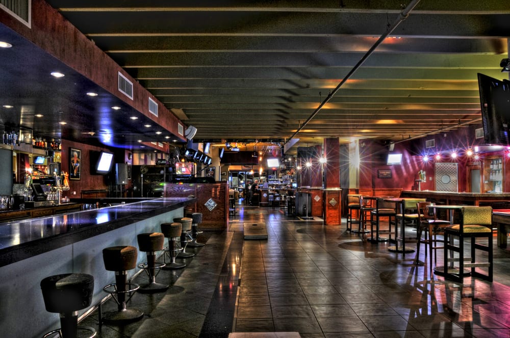 Features Bar & Grill - 28 Photos & 121 Reviews - Sports Bars - 10 W