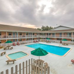 Plantation Inn Suites 26 Photos 14 Reviews Hotels 1451 Photo Of Plantation Inn Suites Granbury Tx United States