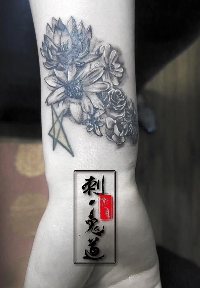 single needle work by aaron zhang really small tattoo really fun single needle work by aaron zhang really small tattoo really fun