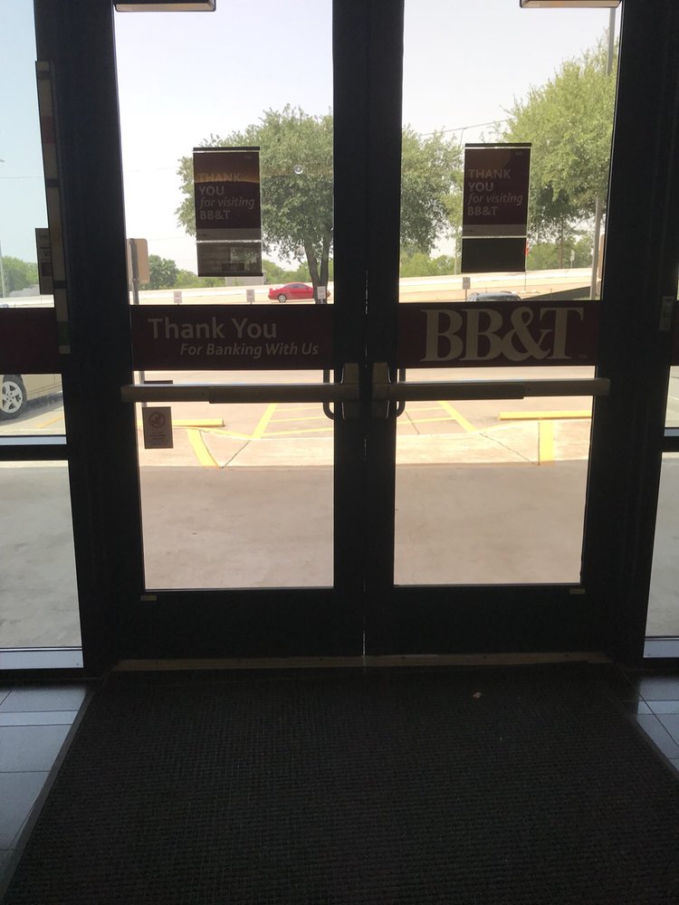 They Keep Their Doors Locked At All Times So You Have To Pull On It Photo Of Bb T Bank Austin Tx United States They Keep Their Doors