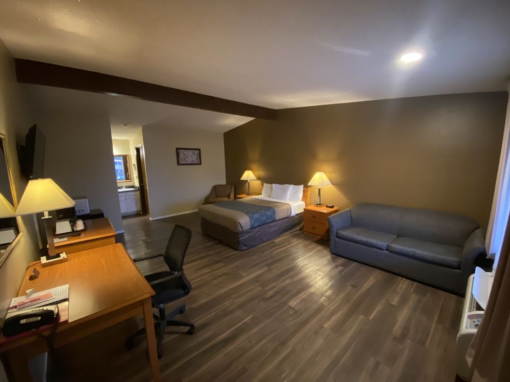 Econo Lodge Inn & Suites