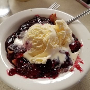 Hyde S Restaurant 20 Photos 37 Reviews Desserts 130 Erie Photo Of Hyde S Restaurant Hamilton Oh United States Homemade Mixed Berry Cobbler