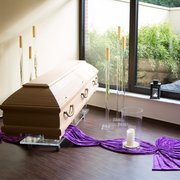 Wiese Bestattungen - Hannover, Niedersachsen, Deutschland. Unser Abschiedsraum mit Blick in den Zengarten