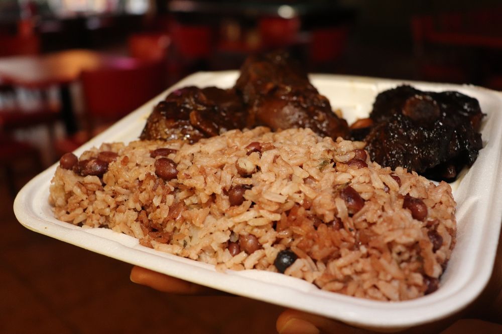 G's Pot Caribbean Kitchen & Lounge