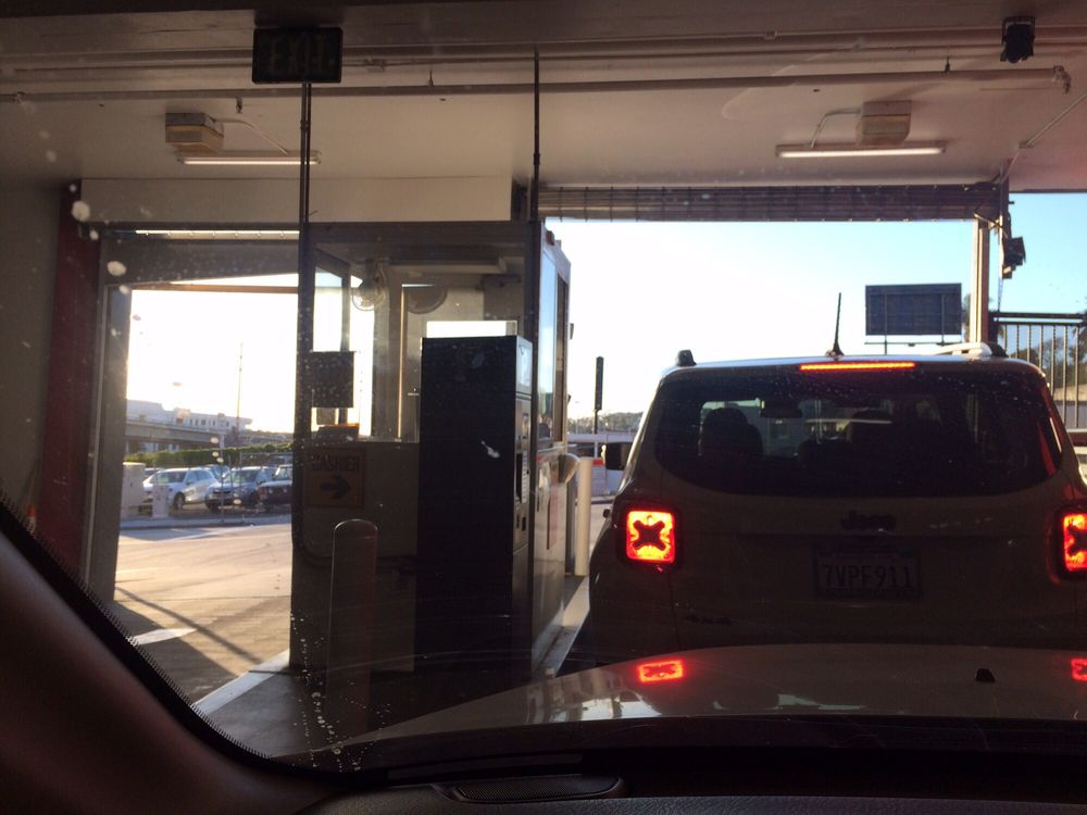 WallyPark Airport Parking - Garage