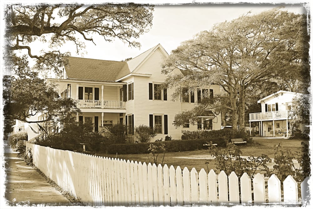 Lois Jane’s Riverview Inn Hotels 106 W Bay St, Southport, NC