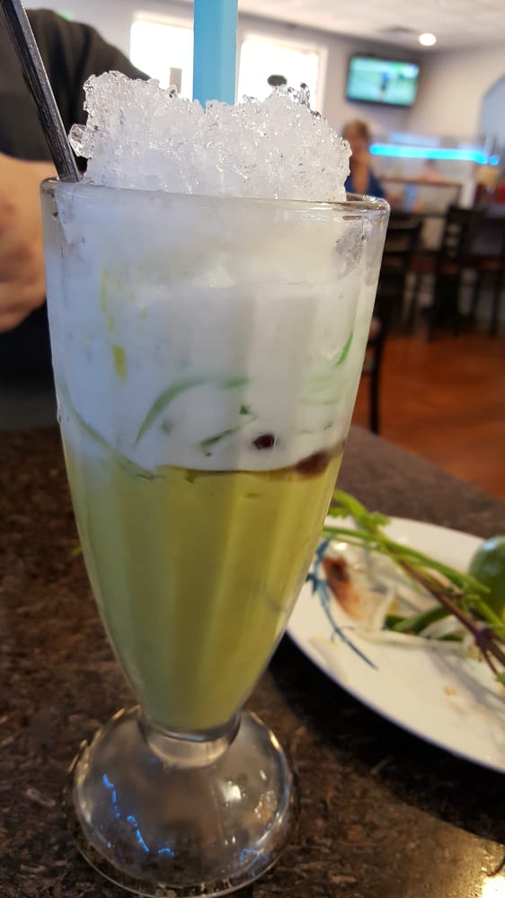 Three color dessert drink. Mung beans (bottom), red kidney