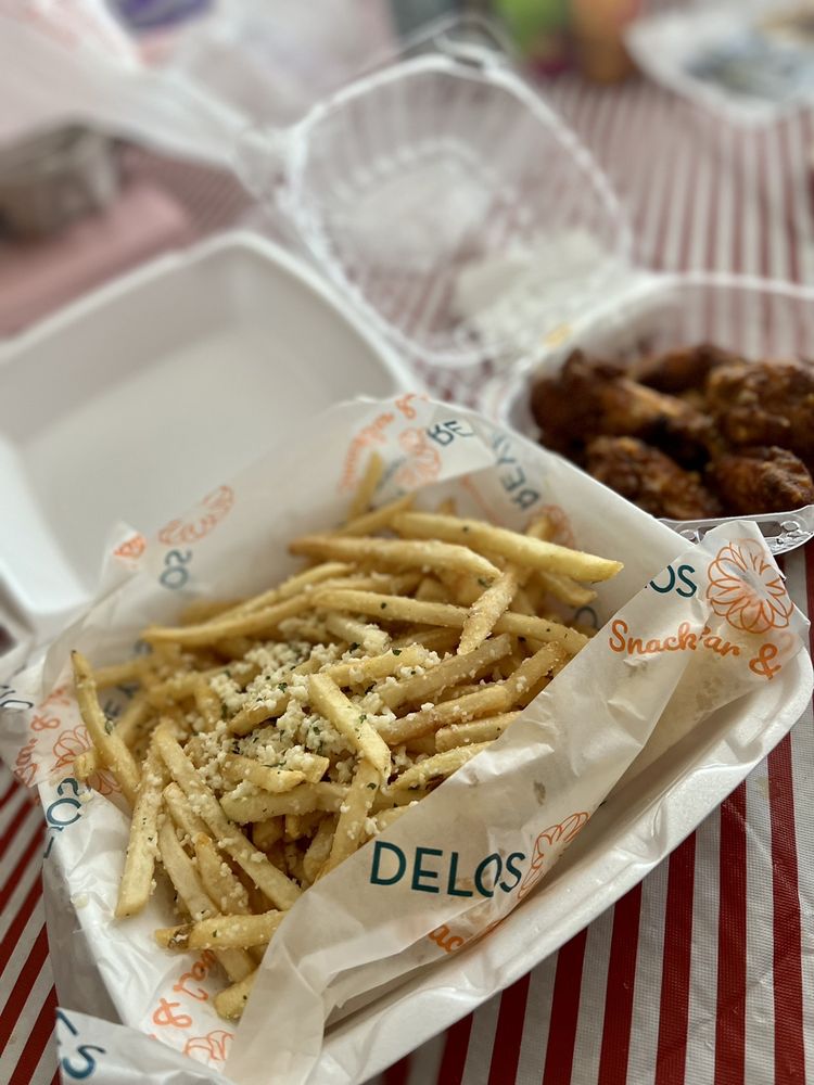 Delos Reyes Snack Bar & Lounge