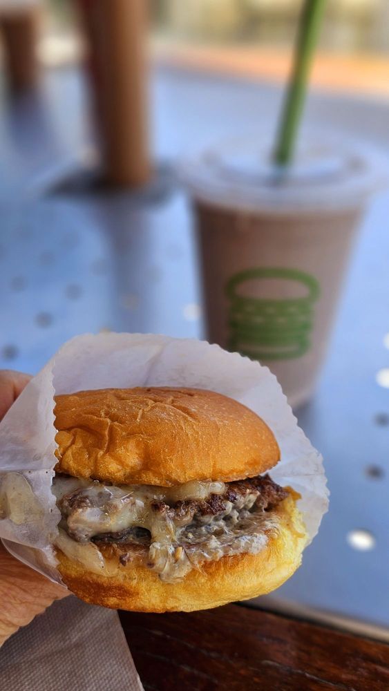 Shake Shack Galleria at Roseville