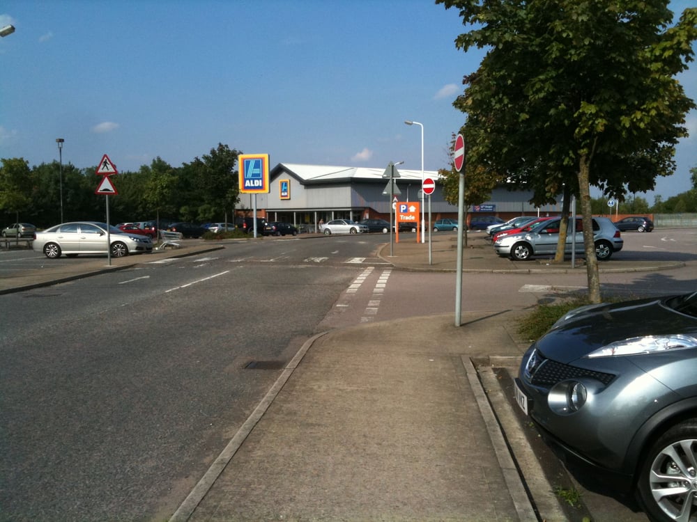 Aldi Grocery Laporte Retail Park, Luton, Bedford, United Kingdom Yelp