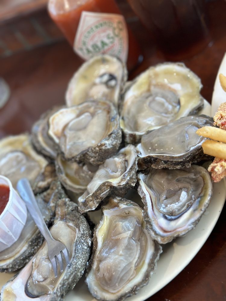 Captain Tom’s Seafood & Oyster Bar