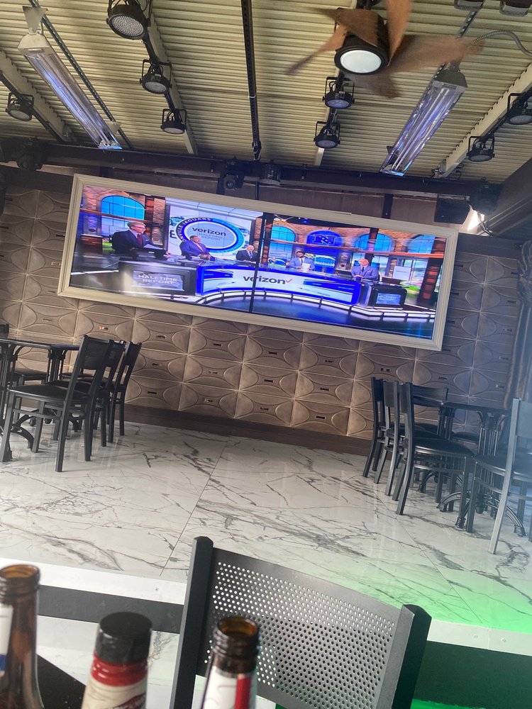 DJ's Restaurant & SkyLounge