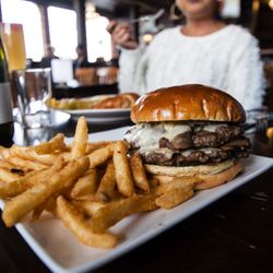 Repeal Restaurant 501 Photos 258 Reviews American New 630 Photo Of Repeal Restaurant Indianapolis In United States Burger With Mushrooms