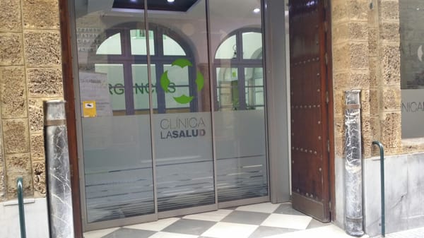 Clinica la salud cadiz telefono