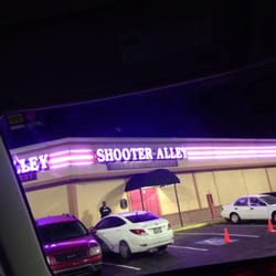 Slut gets pussy ate in club Find amateur cunnilingus