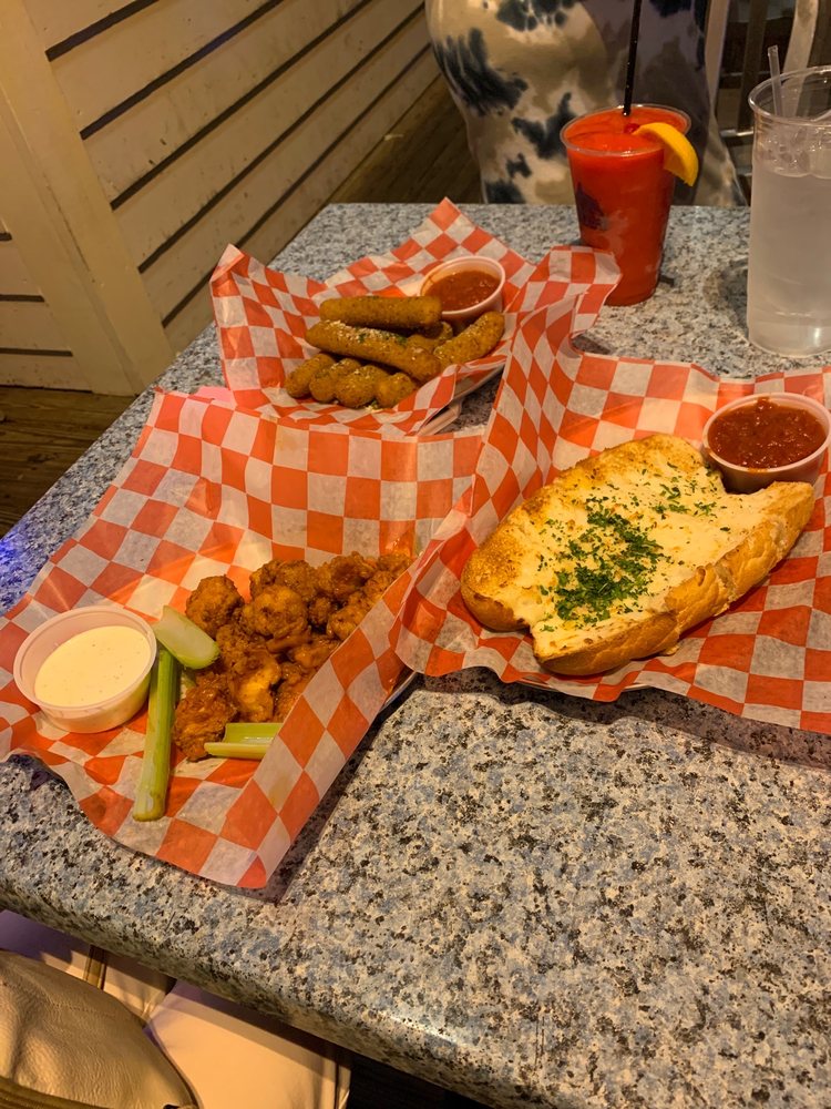 Robertos Pizzeria Sports Bar & Grill