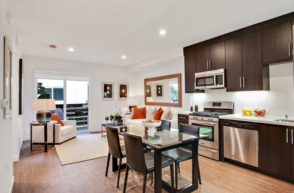 The Metropolitan at Larchmont Village