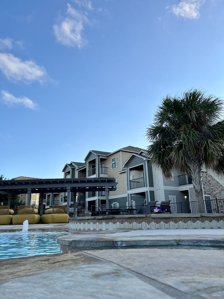Encore Crossings Apartments
