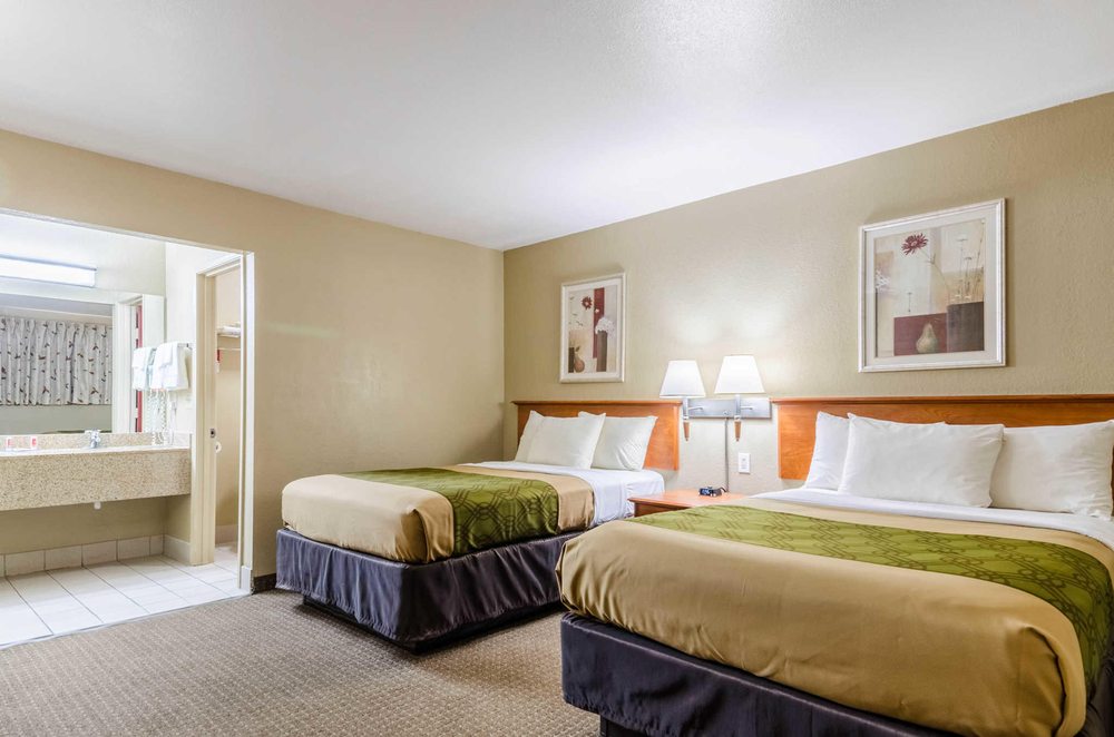 Econo Lodge Inn & Suites I-35 at Shawnee Mission