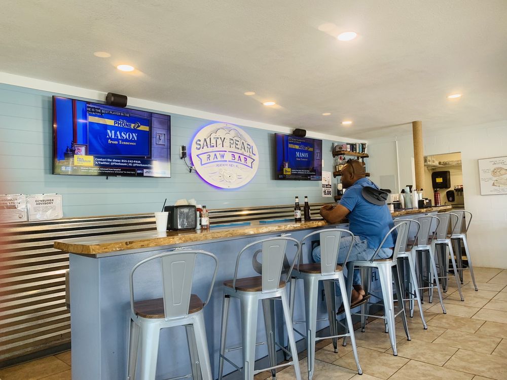 Salty Pearl Raw Bar, Pensacola Roadtrippers