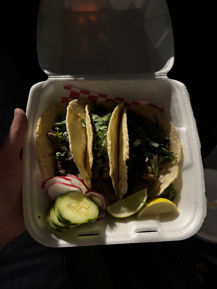 Lobos Tacos y Papusas