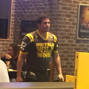 buffalo wild wings servers