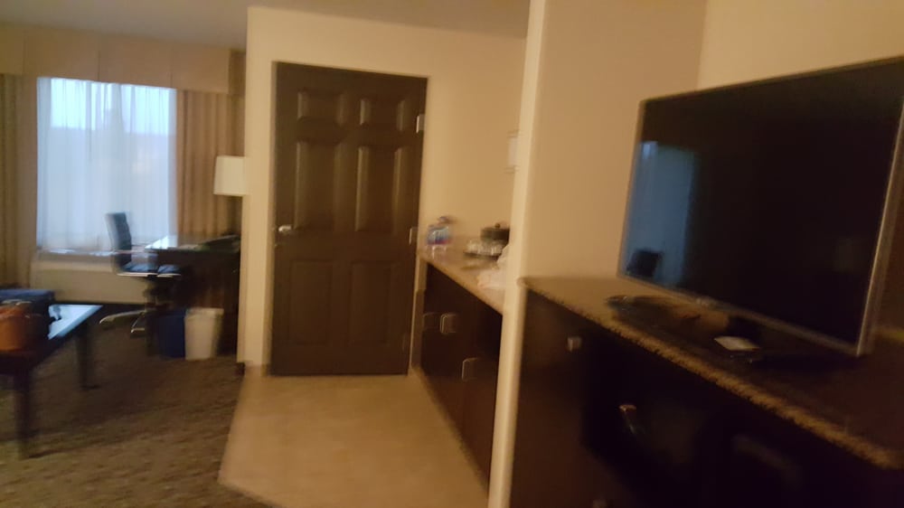 View From The Entrance Door Right Is Tv And In Front Of Me 2 Photos For Holiday Inn Oceanside Camp Pendleton Area