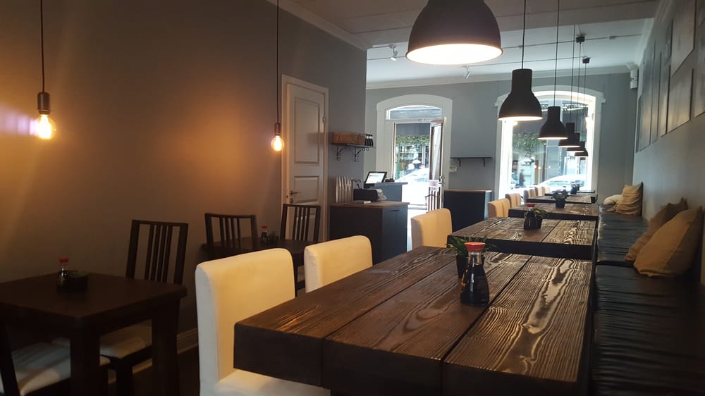 Ganska mörk och mysig inredning. yelp