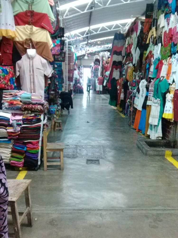 Puestos de ropa típica en el mecado de artesanías - Yelp Puestos de ropa típica en el mecado de artesanías - Yelp