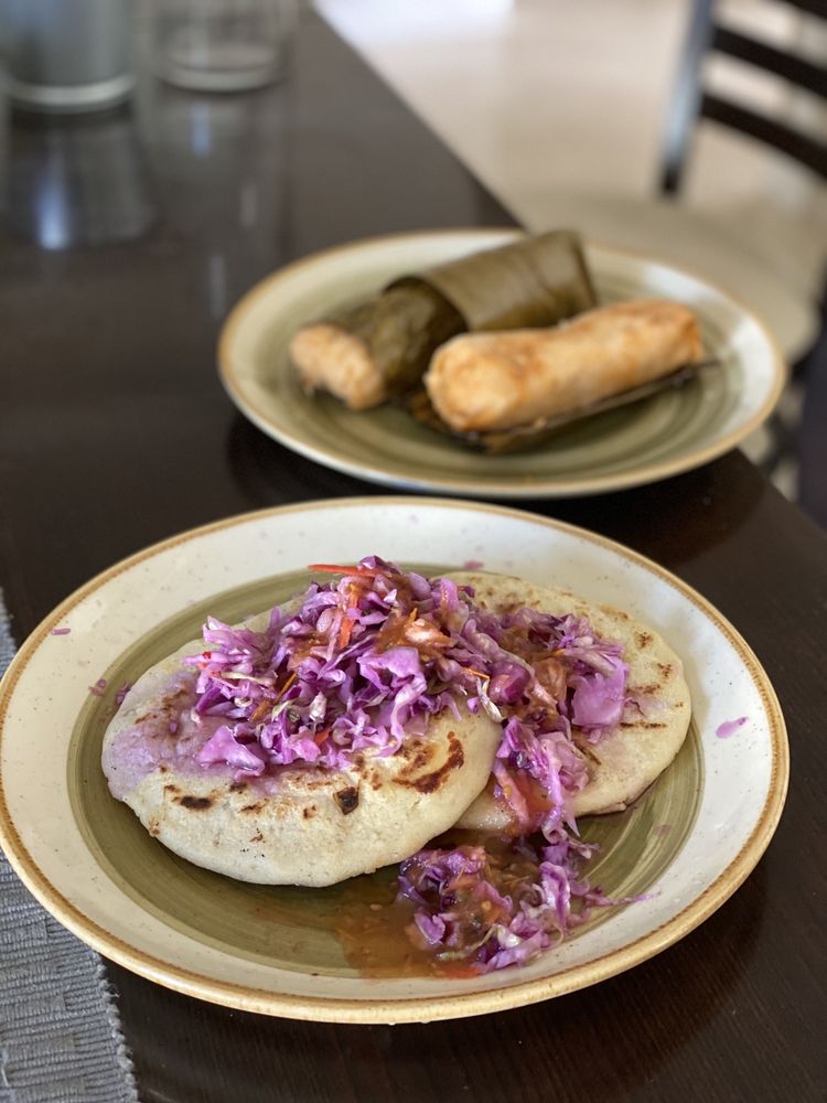 Los Cocos Panaderia y Pupuseria