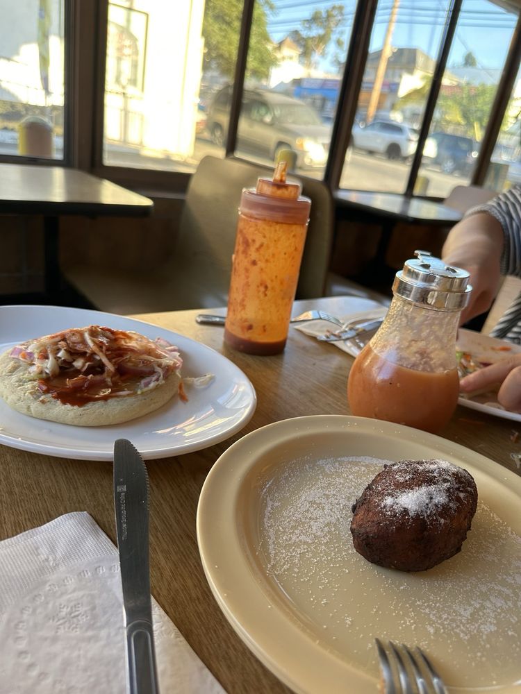 Taqueria Y Pupuseria El Savoy