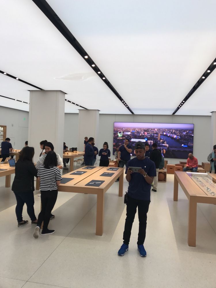 Apple Montgomery Mall