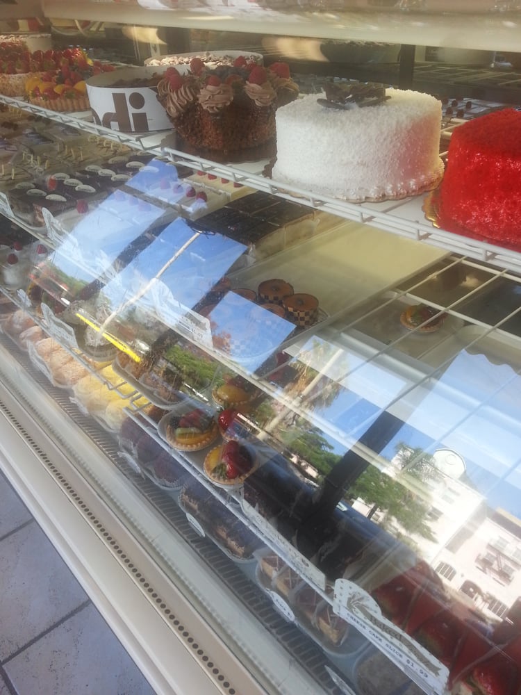 Lots of Fancy cakes.... Yelp