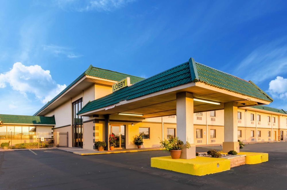 Quality Inn & Suites 29 Photos & 18 Reviews Hotels 2110 W
