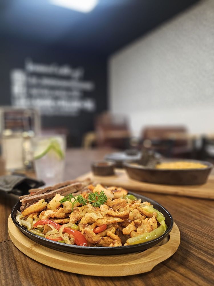 Las Maracas Mexican Restaurant, Woodland Roadtrippers