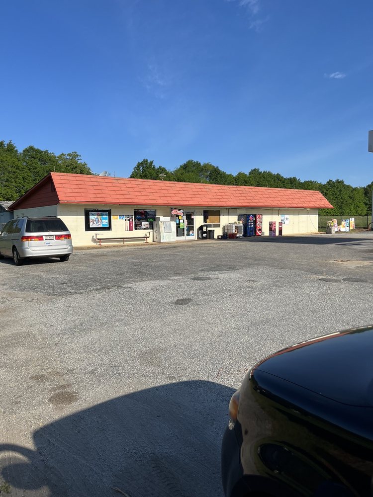 Mom’s State Line Grocery