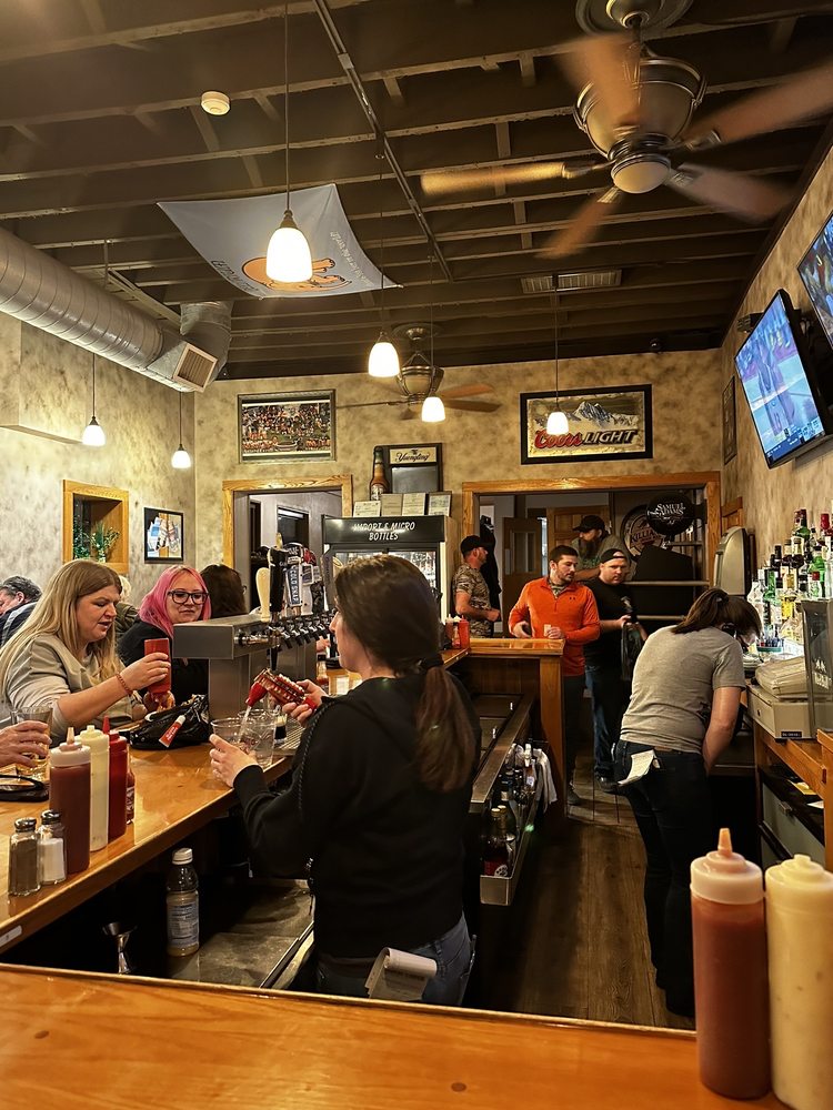 E Town Bar and Grille