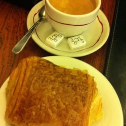 Foto de Pâtisserie Viennoise , París, Paris, Francia. Chocolate croissant + coffee/