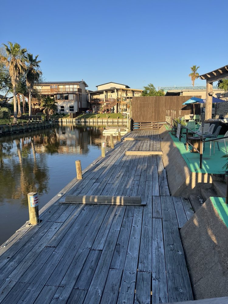 Coco’s On The Canal