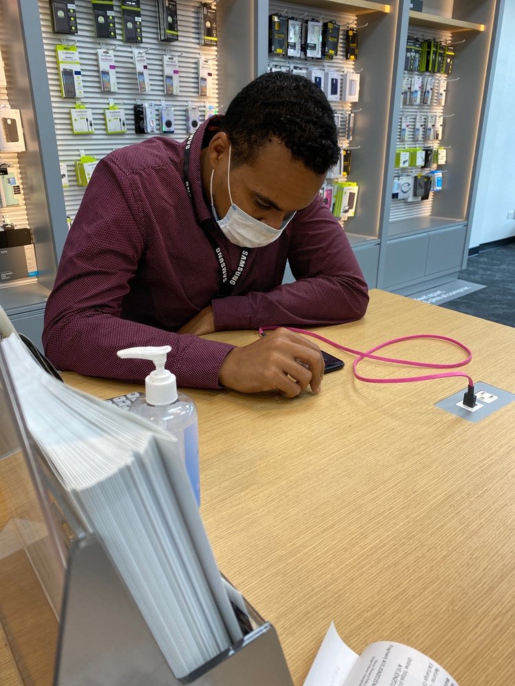 Verizon Authorized Retailer - Russell Cellular