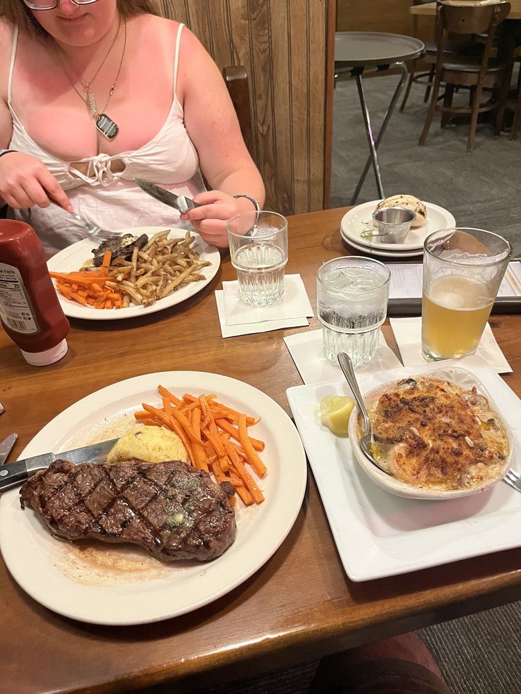 Houligans Steak & Seafood Pub