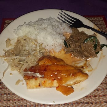 Singha Thai Restaurant 27 Photos 120 Reviews 2237 S Photo Of Singha Thai Restaurant Milwaukee Wi United States Yummy Plate Full