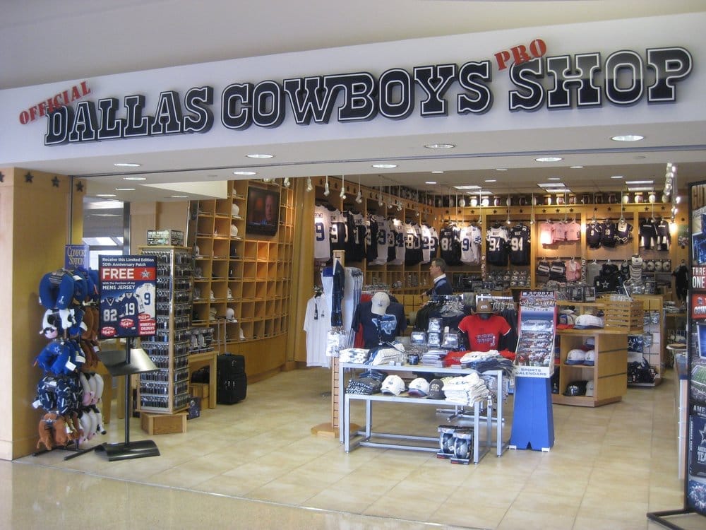 NFL Uniforms mannequins, Modell's Sporting Goods Store Interior, NYC Stock  Photo - Alamy