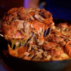 Pequod S Pizzeria 2392 Photos 5064 Reviews Pizza 2207 N Photo Of Pequod S Pizzeria Chicago Il United States