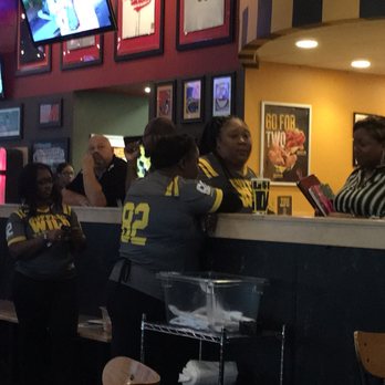 buffalo wild wings order food online 54 photos 90 reviews buffalo wild wings cashier