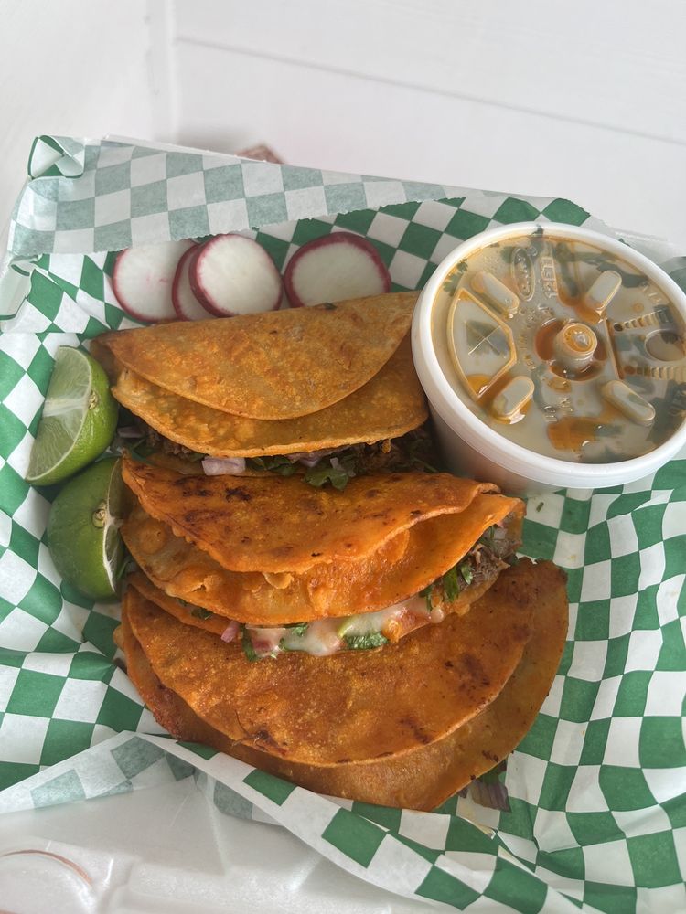 Birria y mariscos La Reina