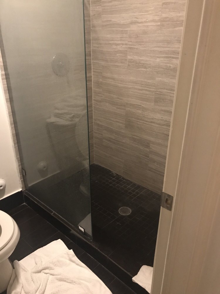 This Is Not A Sliding Door So The Water Splashes Soon As You Take 2 Photos For Rivera Hotel